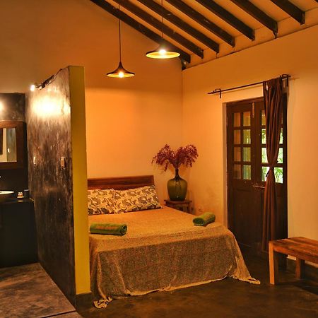Jardin D'Ulysse & Hard Rock Bed & Breakfast Morjim Exterior photo